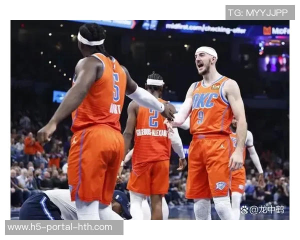 火箭队与热火队激战正酣NBA赛场精彩对决引发球迷热议